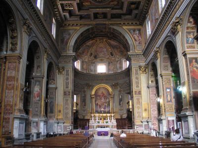 Interno rinascimentale della chiesa
opera degli architetti Jacopo Tatti (detto Il Sansovino), Giuliano da Sangallo il Giovane, Giovanni Lippi (detto Nanni di Baccio Bigio) e del figlio Annibale Lippi. La costruzione della nuova chiesa, iniziata subito dopo lâ€™incendio che distrusse lâ€™antica nel maggio 1519, era strutturalmente completata, ad esclusione della facciata, nel 1595.
