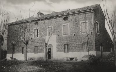 Cecilia sulla soglia di casa, detta "la Massa"
