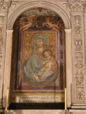 Madonna col bambino
affresco trecentesco, con lâ€™invocazione Maria mater gratie mater misericordie tu nos ab hoste protege et in hora mortis suscipe, entro una cornice marmorea del â€˜400.
