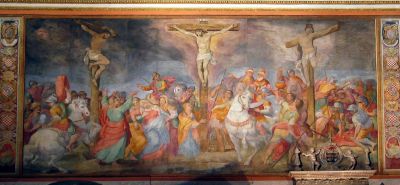 Crocifissione 
Imponente affresco della Crocifissione nella controfacciata della chiesa di G. Battista Ricci (1613)
