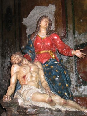 La PietÃ 
scultura lignea eseguita nellâ€™Anno Santo 1700, facente parte di una grande â€œmacchina processionaleâ€, tradizionalmente attribuita alla scuola berniniana
